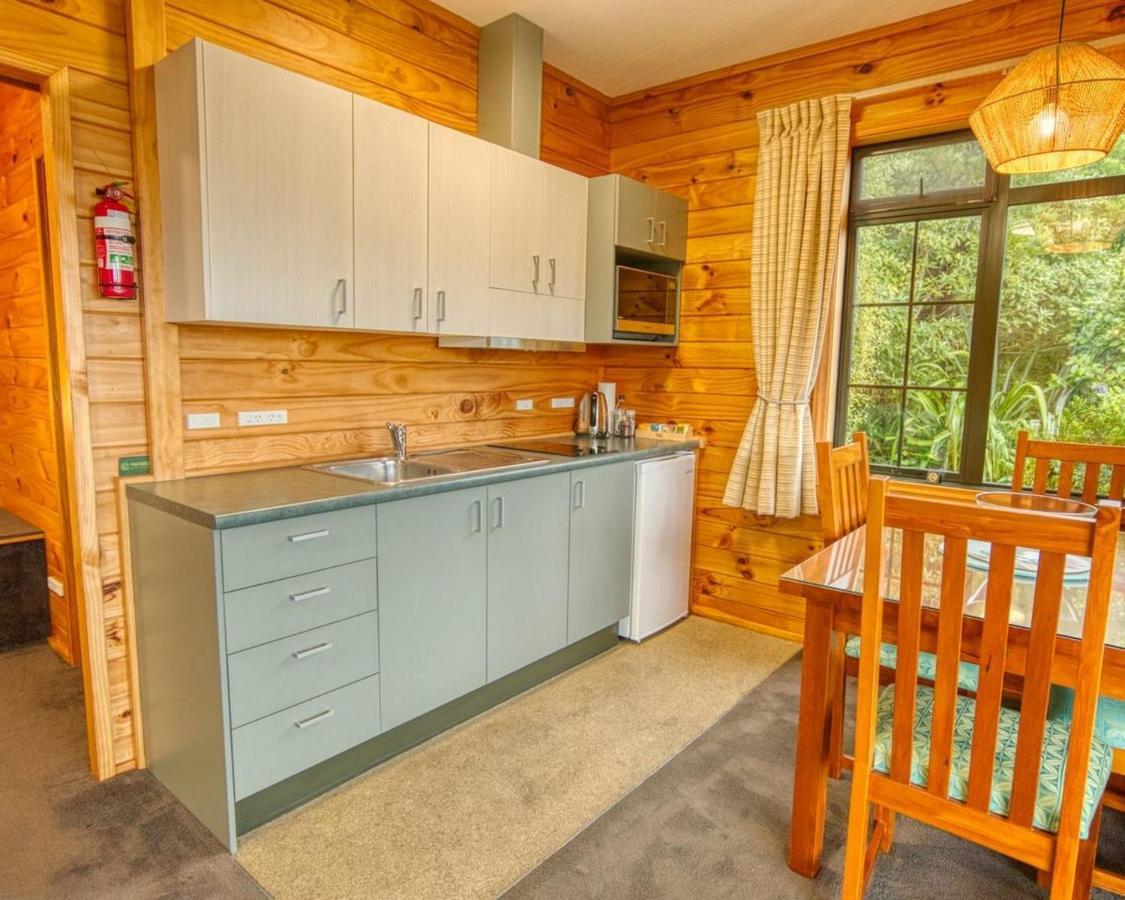 Paparoa Beach Hideaway With Hot Tub Barrytown Exteriör bild