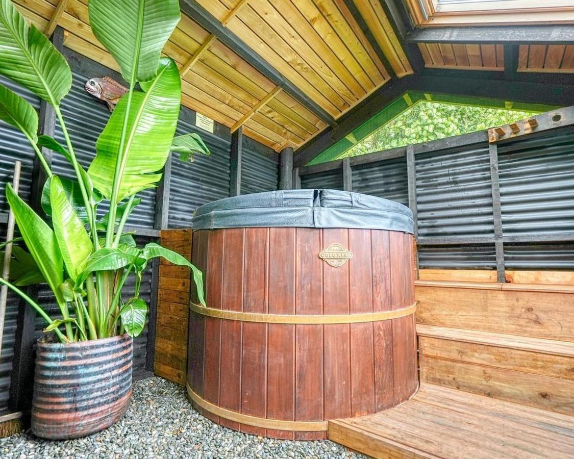 Paparoa Beach Hideaway With Hot Tub Barrytown Exteriör bild